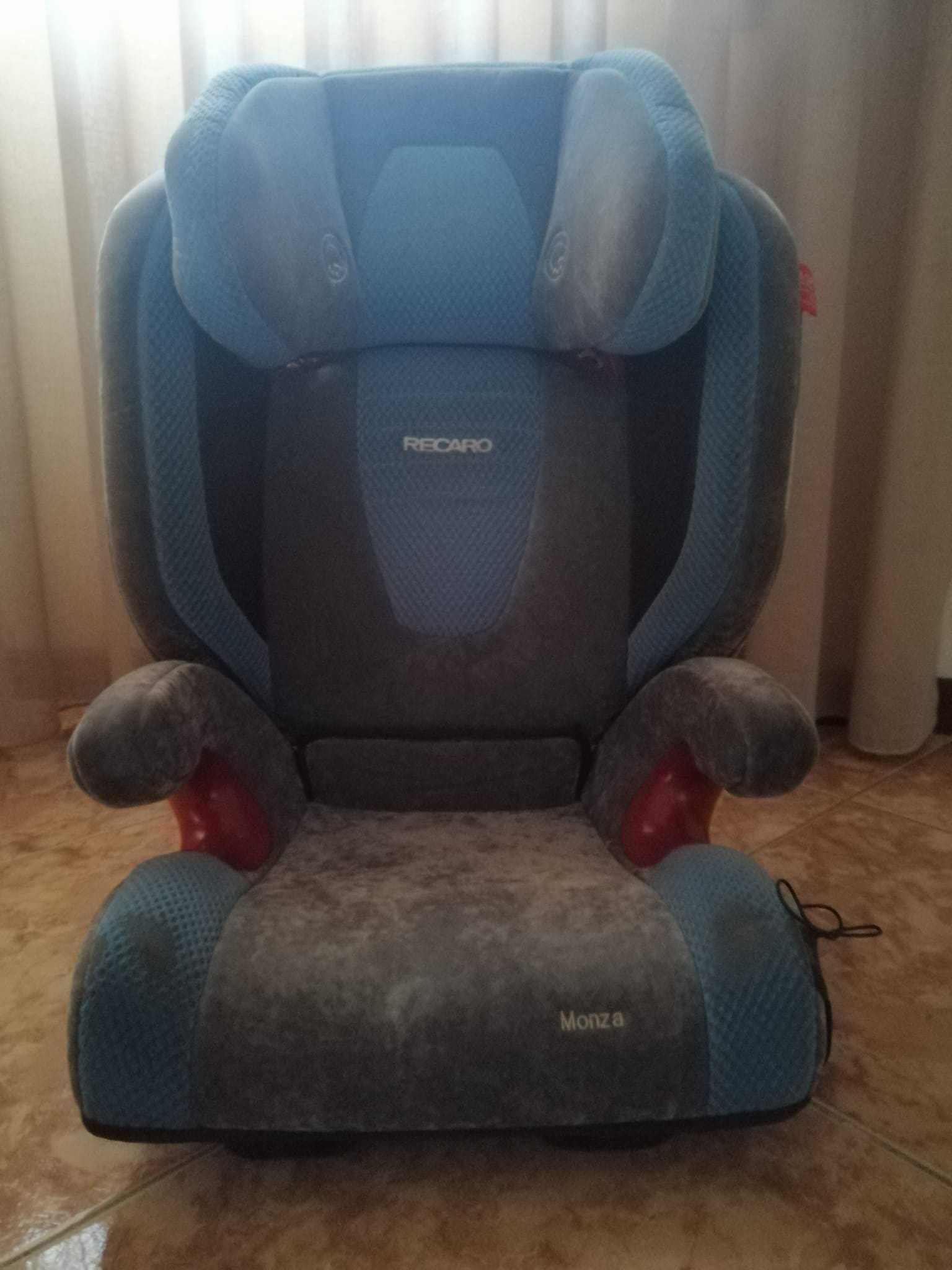 Cadeira auto Recaro Monza com sistema ISOFIX e música