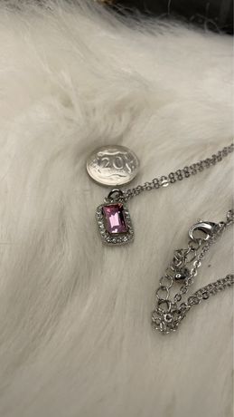 Naszyjnik z różowym kryształkiem Jon Richard w kolorze srebrnym