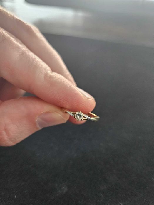 Pierścionek zaręczynowy złoty z diamentem