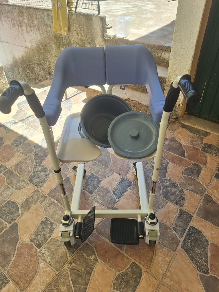 Cadeira ajustável para banhos