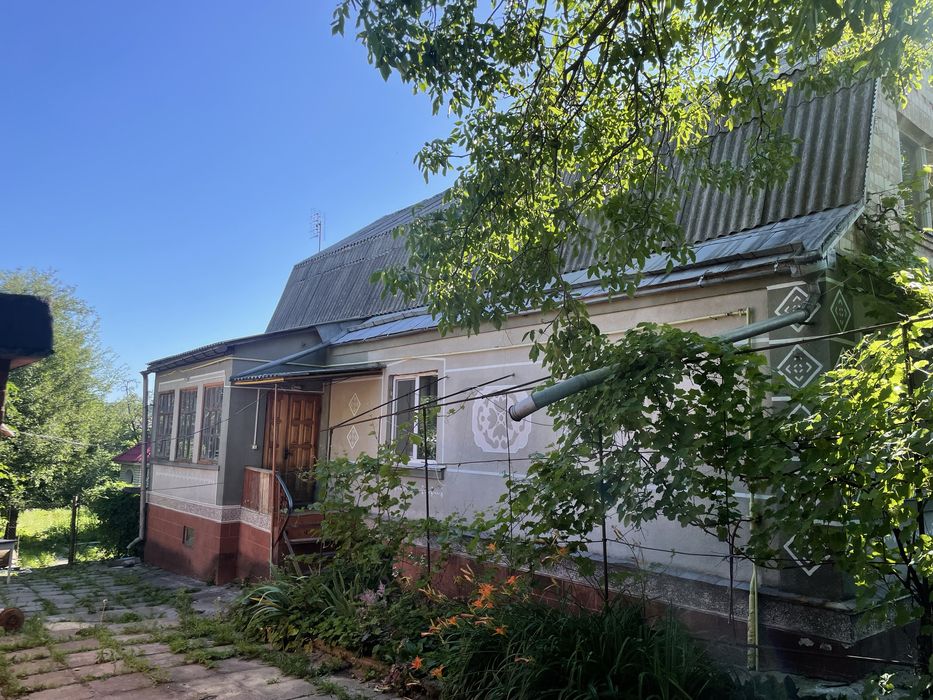Продаж цегляного будинку, у центрі Хотова
