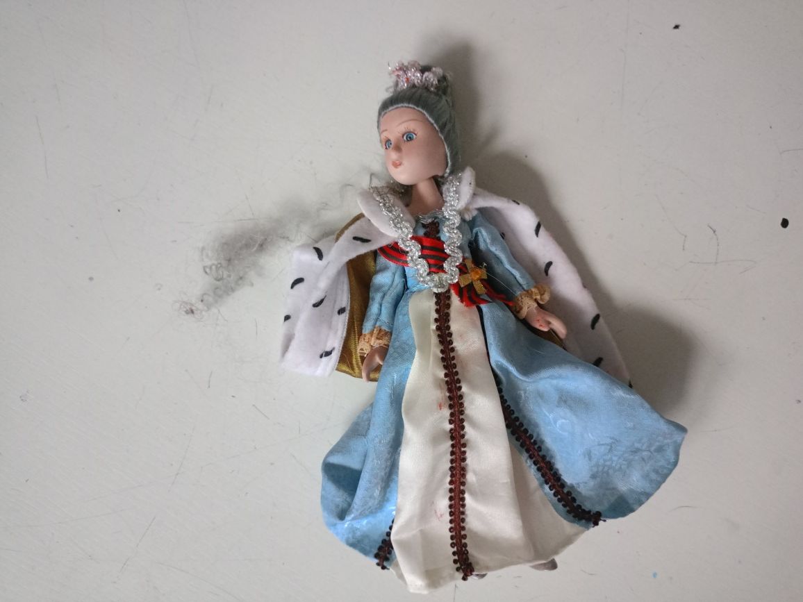 Porcelanowa lalka błękitna sukienka