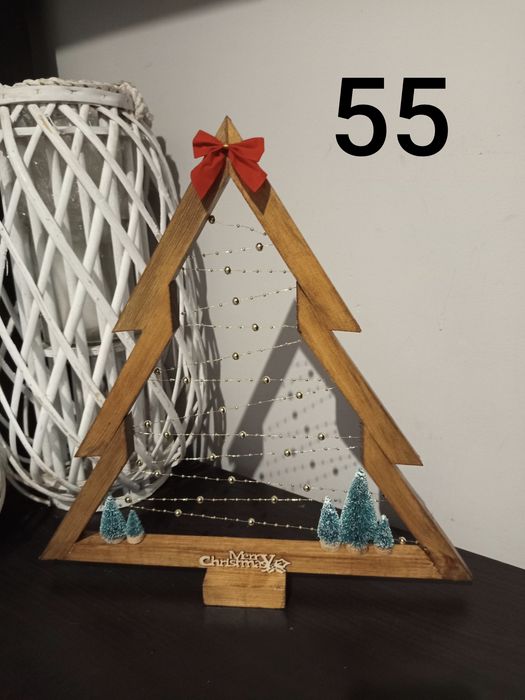 Drewniane choinki i Stroik na Wszystkich świętych.