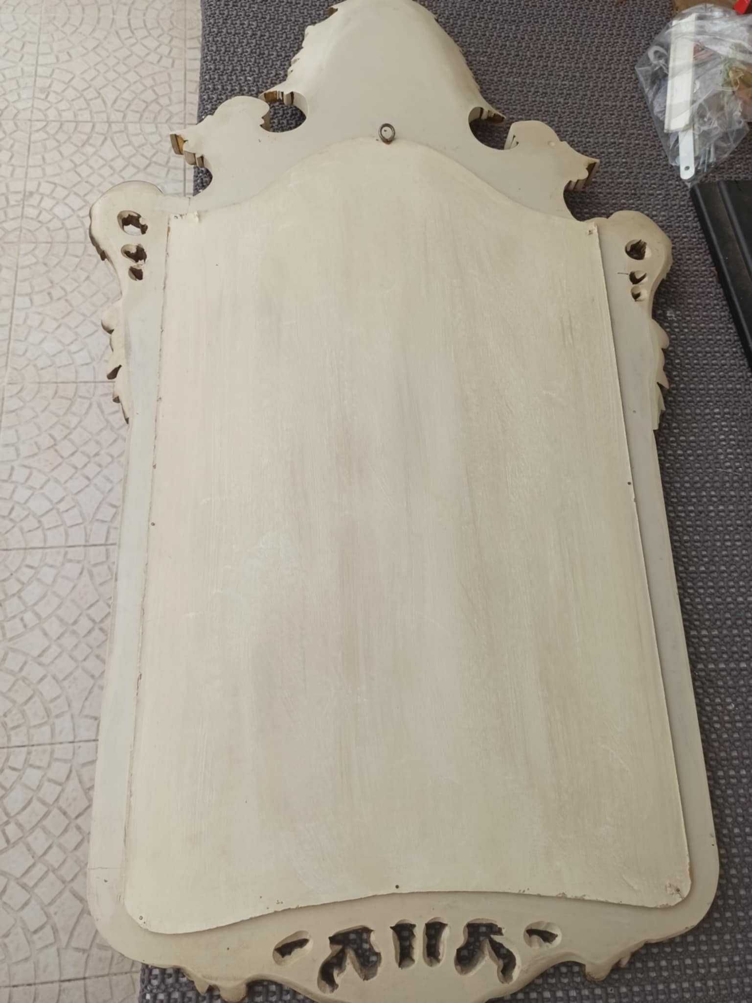Espelho de parede, moldura em madeira tons branco e dourado