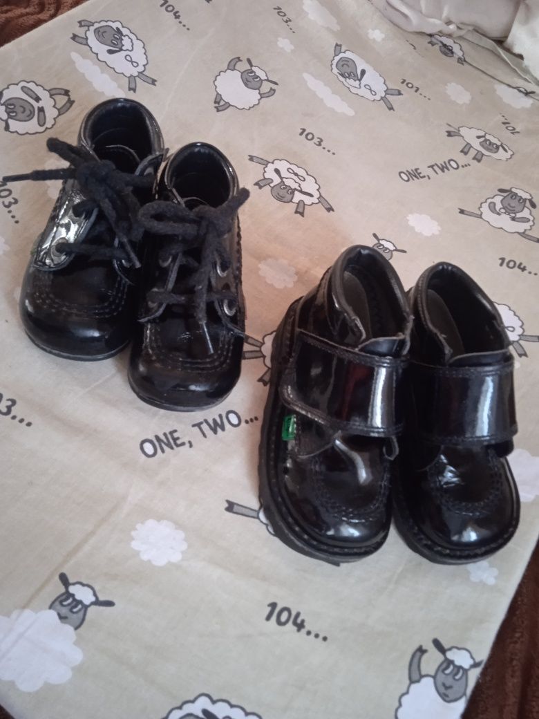 Продам дитяче взуття фірма Kicker 21розмір за дві пари 150 грнs