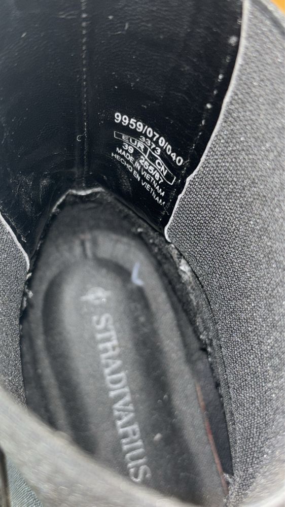 Botins / Botas rasos em preto Stradivarius