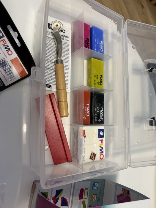 Zestaw z narzędziami do modelowania gliny efekt skóry Staedtler FIMO