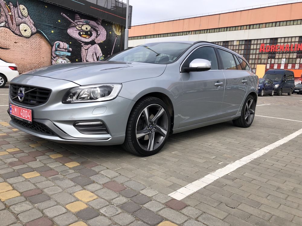 Volvo V-60 R Design