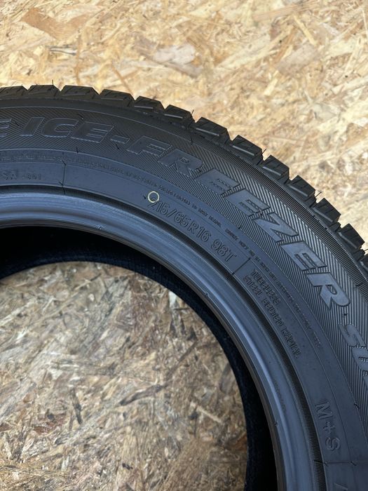Зимові шини 215/65 R16 98T TOYO OBSERVE ICE-FREEZER SUV.шума резина