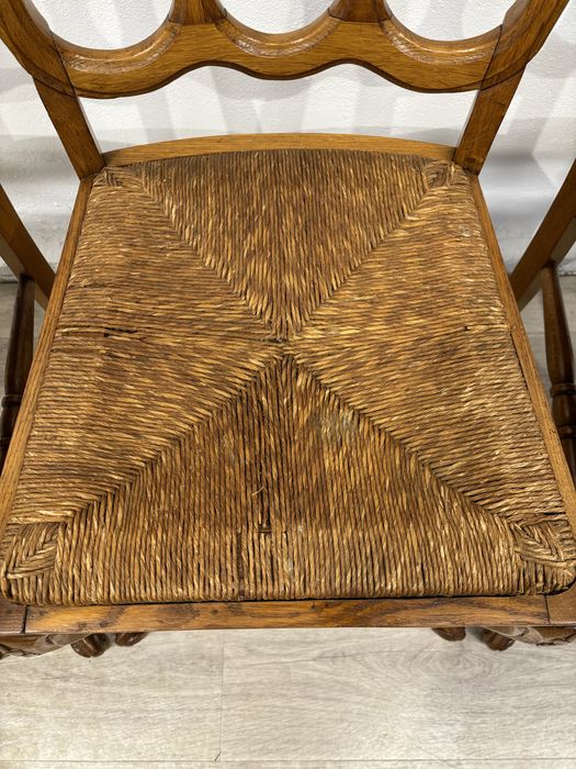 Piękny dębowy stół z krzesłami w stylu ludwikowskim