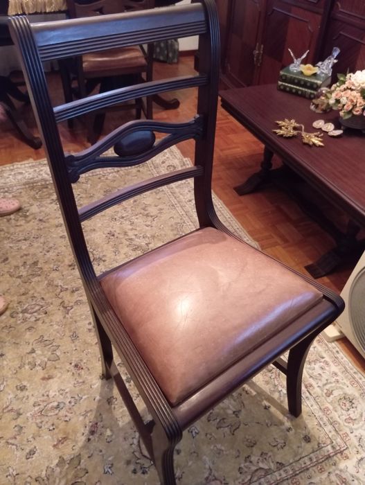 Mesa e cadeiras antiga impecável