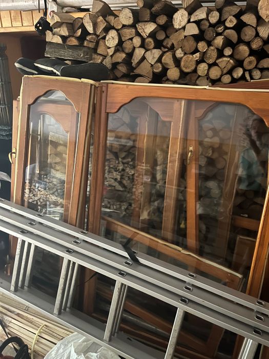Вікна деревʼяні, лаковані, б/в. Лишилось 1 з склом, і багато без скла