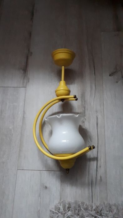 Lampa wisząca w kolorze żółtym