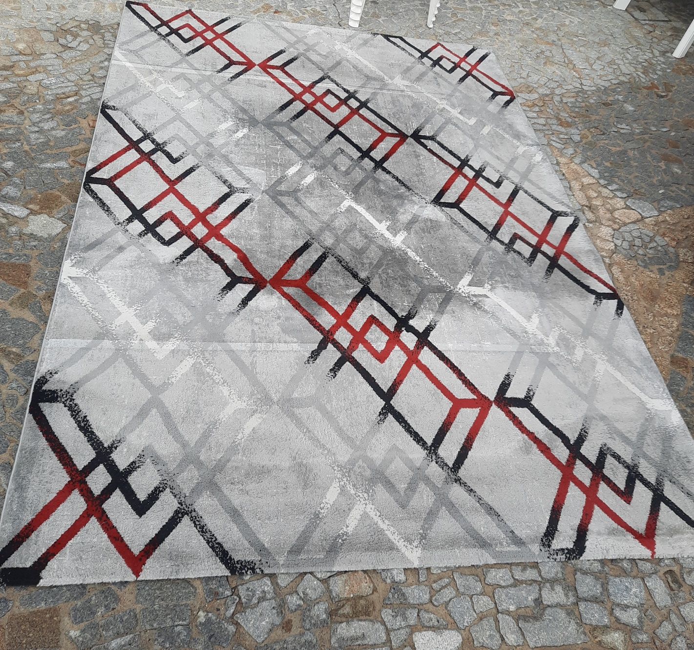 Carpete cinza e vermelho