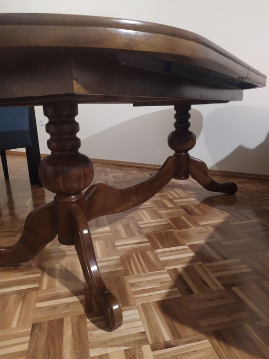 Używany stół do salonu