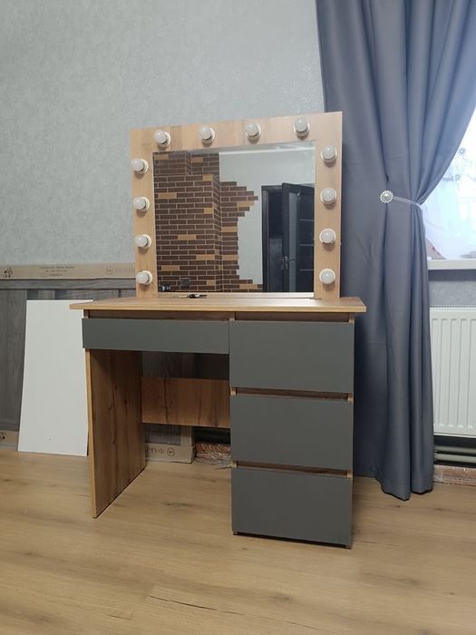 Туалетний столик з підсвіткою косметичний стіл дзеркало для макіяжу