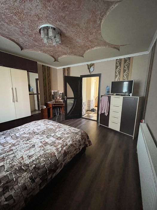 Продається будинок з земельною ділянкою.