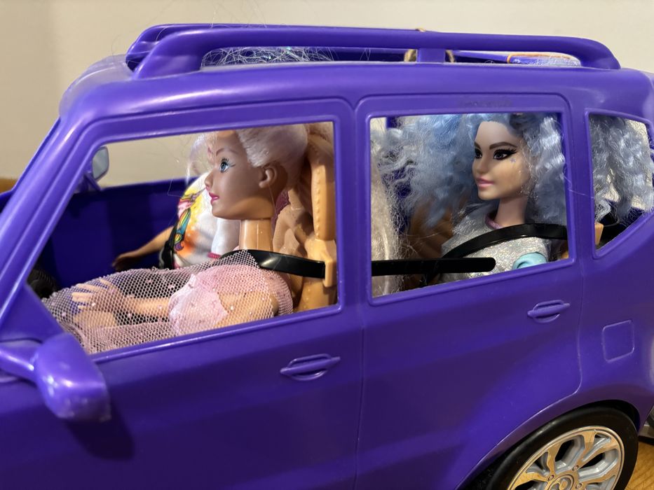 Samochód barbie z lalkami i przyczepą dla koni