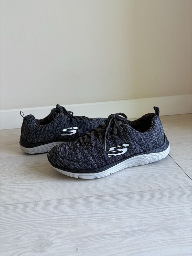 Нові жіночі кросівки Skechers Relaxed Fit. Розмір 39. Устілка 26 см.