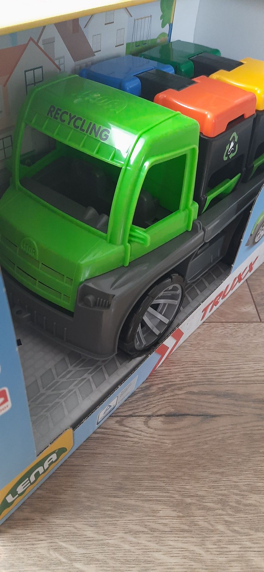 Nowe Autko do recyklingu. Kosze. Figurka