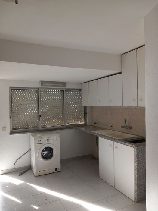 Móveis de quarto, sofás e máquina de lavar roupa.