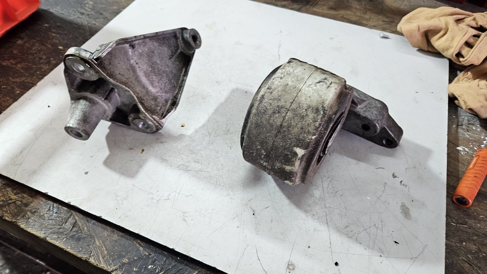 Łapa wspornik poduszka silnika A20NHT 2.0 turbo opel insignia a
