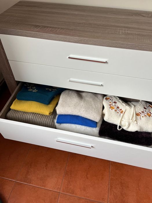 Cómoda , usada mas em bom estado. Boa arrumação.