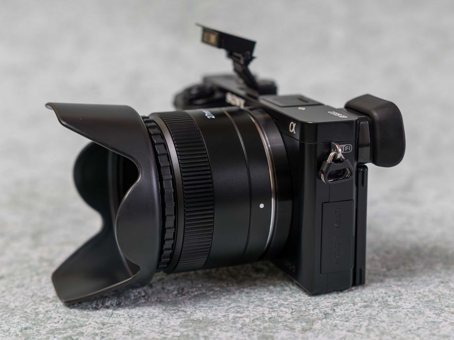 Sony a6000 + объектив AF f/2.8 27mm • APS-C 24,3 Мп • Wi-Fi • NFC
