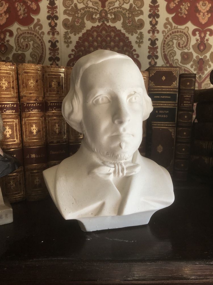Busto de Almeida Garrett