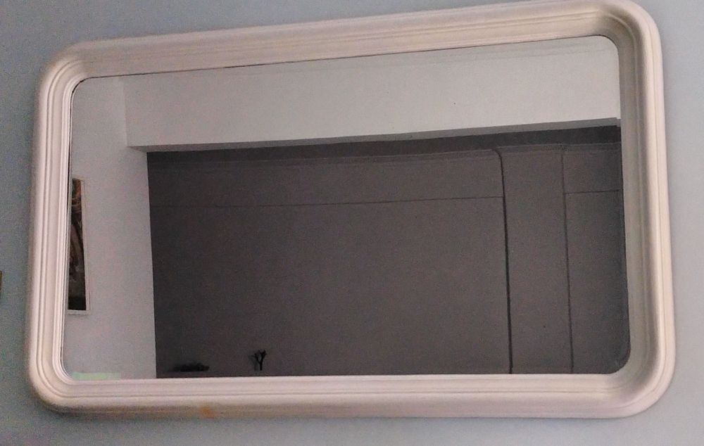 Espelho com moldura em madeira