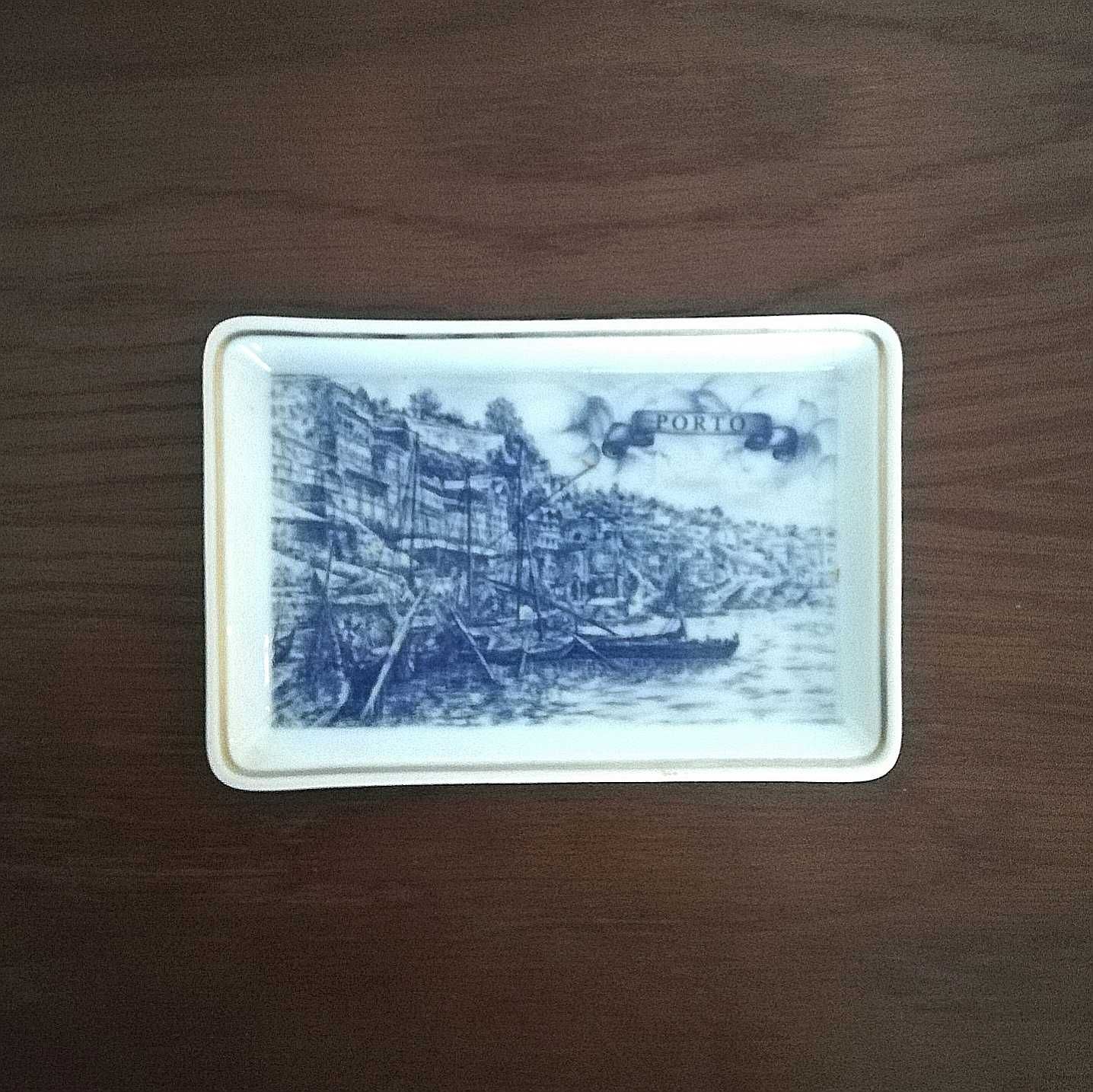 Prato/Cinzeiro em porcelana da coleção Azulejos Porto, Vista Alegre