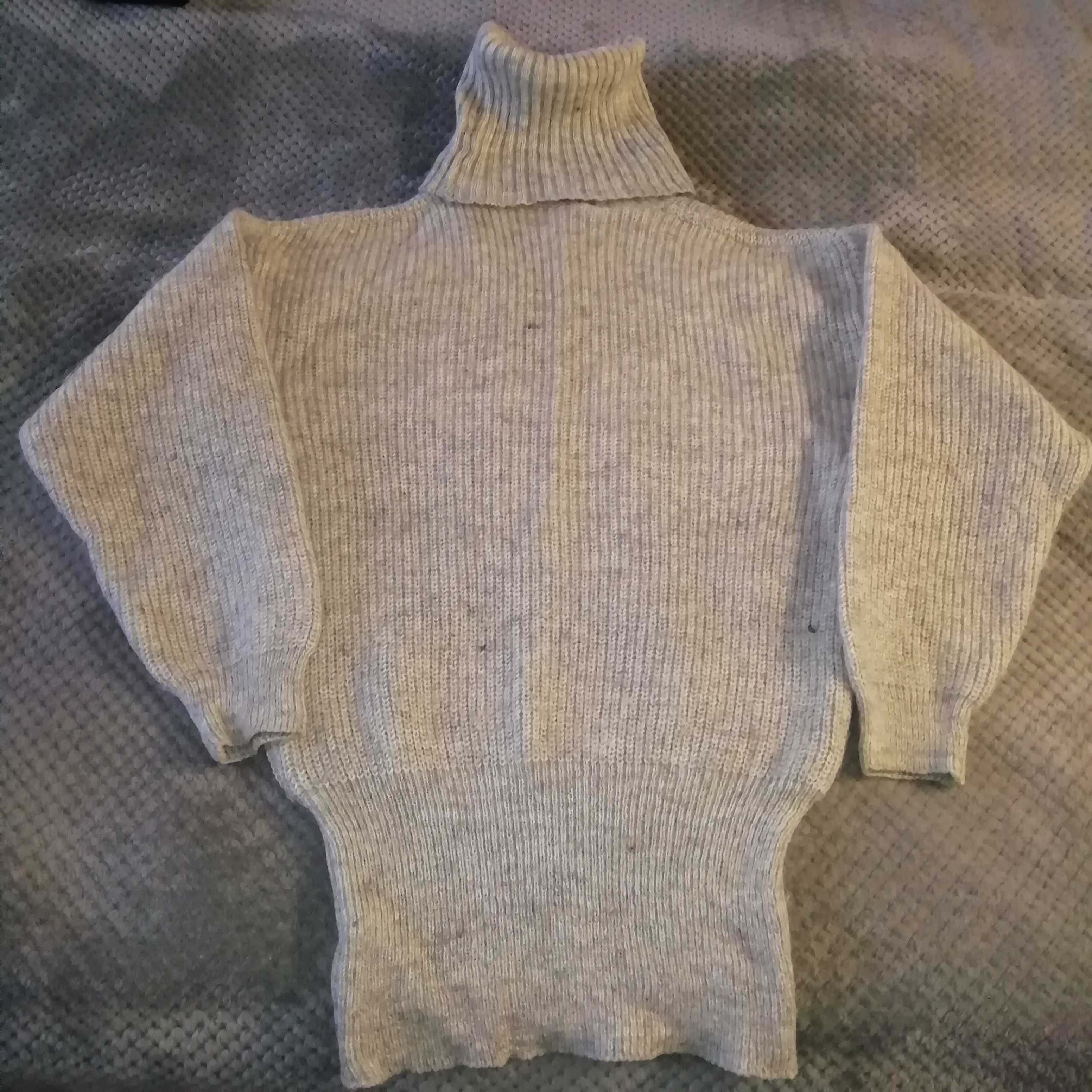 вязанный женский свитер