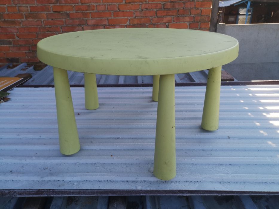 Stolik dziecięcy zielony. Ikea.