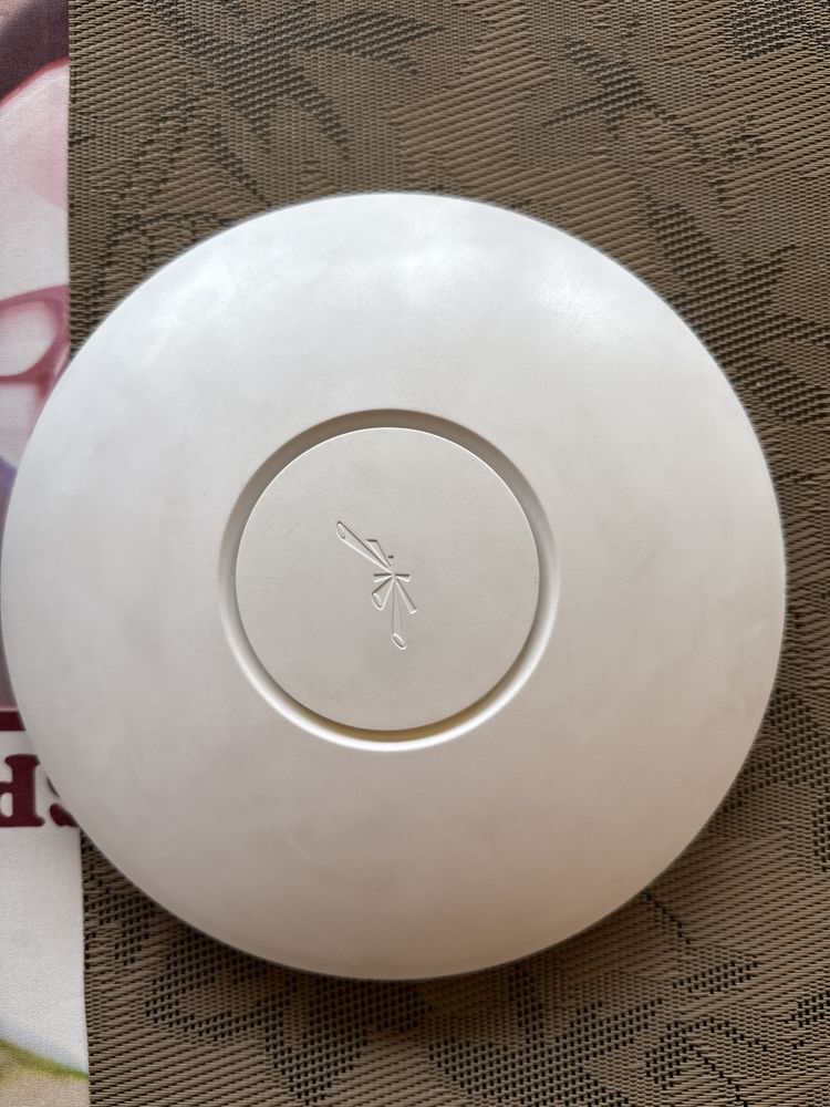Точка доступу Wi-Fi Ubiquiti UniFi