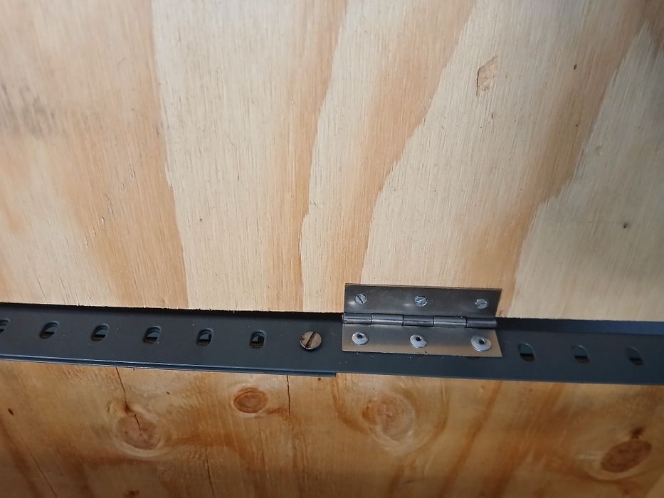 Dois caixotes grandes de madeira