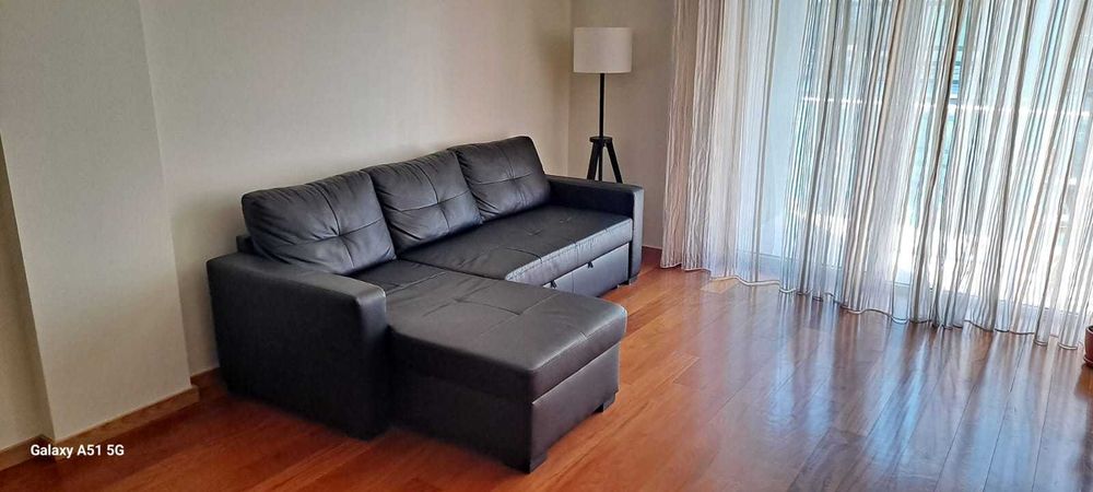 Sofá-cama FRIHETEN (IKEA) em pele com Chaise longue +  candeeiro