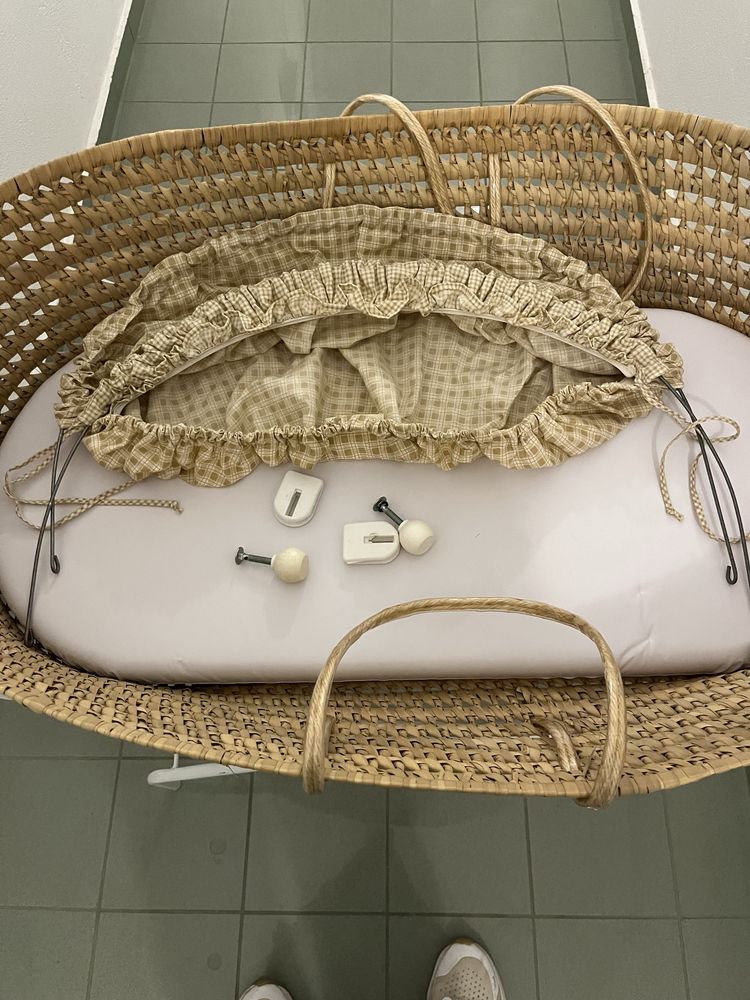 Berço em verga com suporte