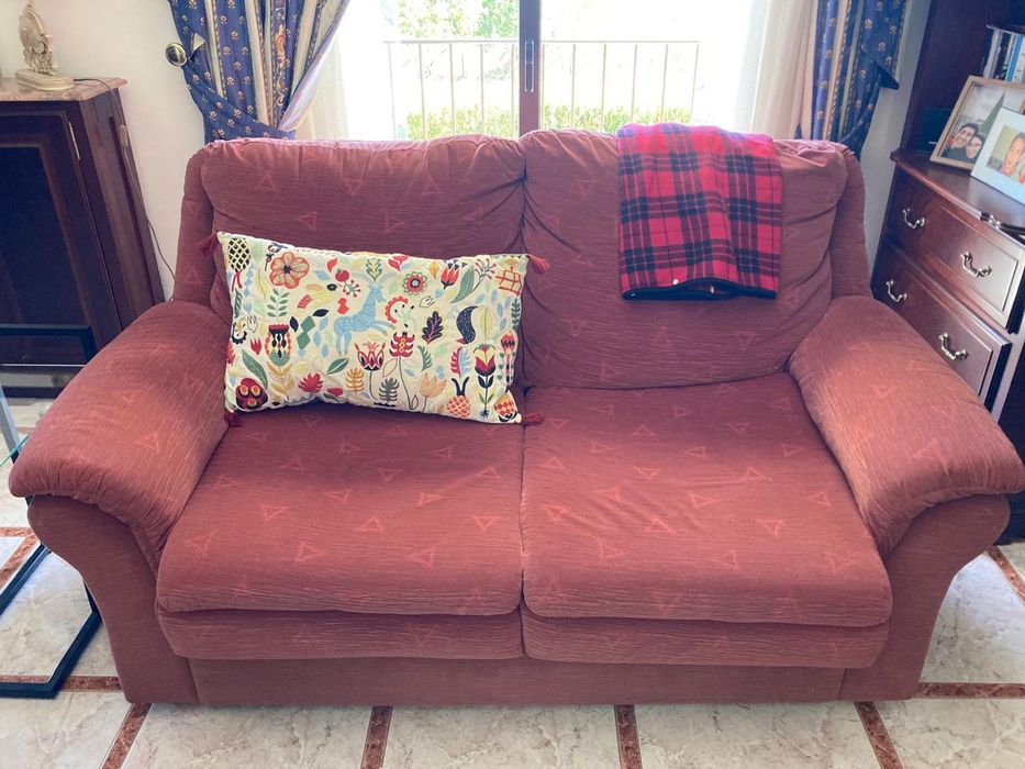 Sofá cor bordô