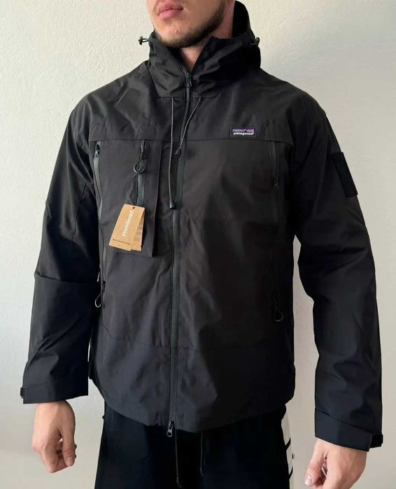 Водовідхтовхчуюча куртка-вітровка на осінь Patagonia у чорному кольорі