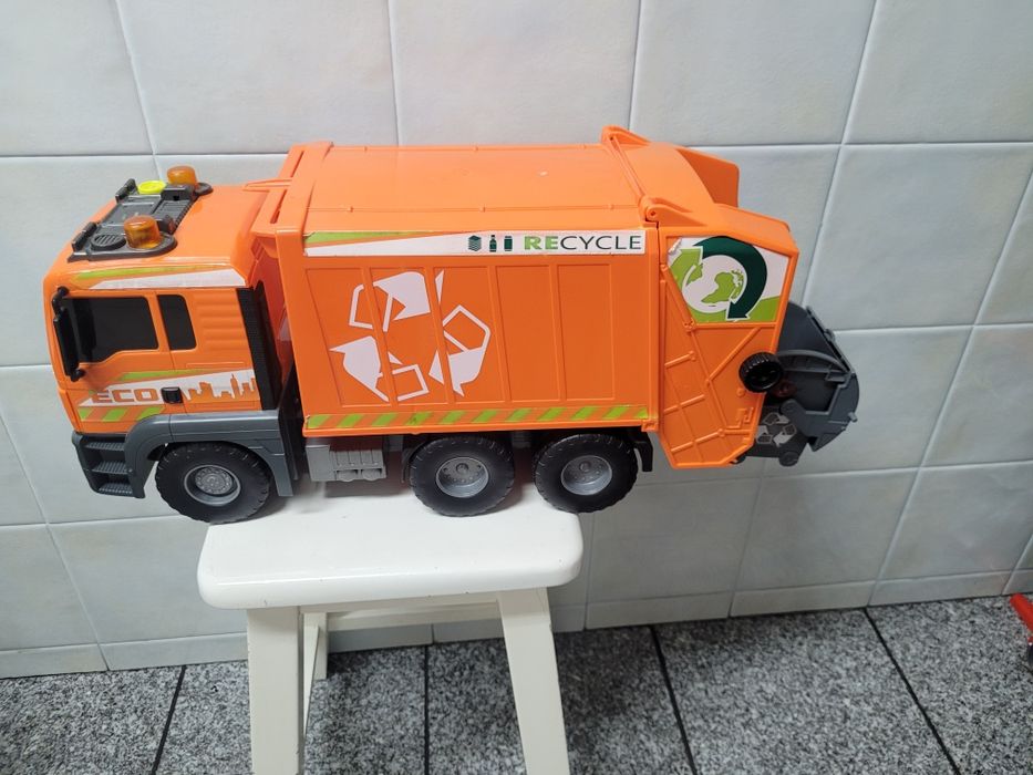 Camião do lixo em bom estado com balde incluído