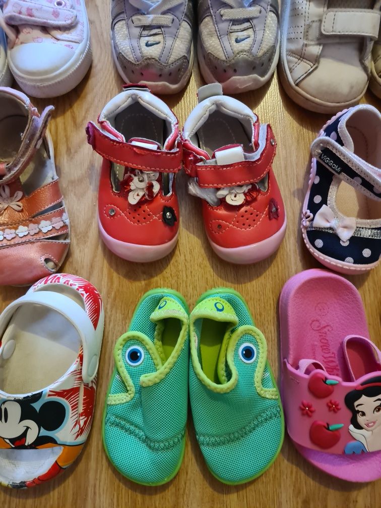 Buty dla dziewczynek.