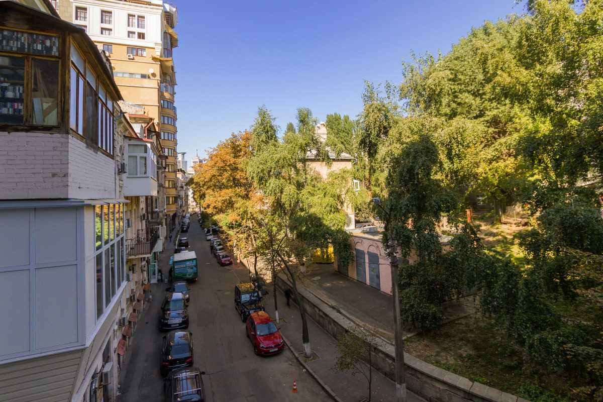 Оренда 4-х кімнатної квартири в м.Києві  вул.Кропивницького 16