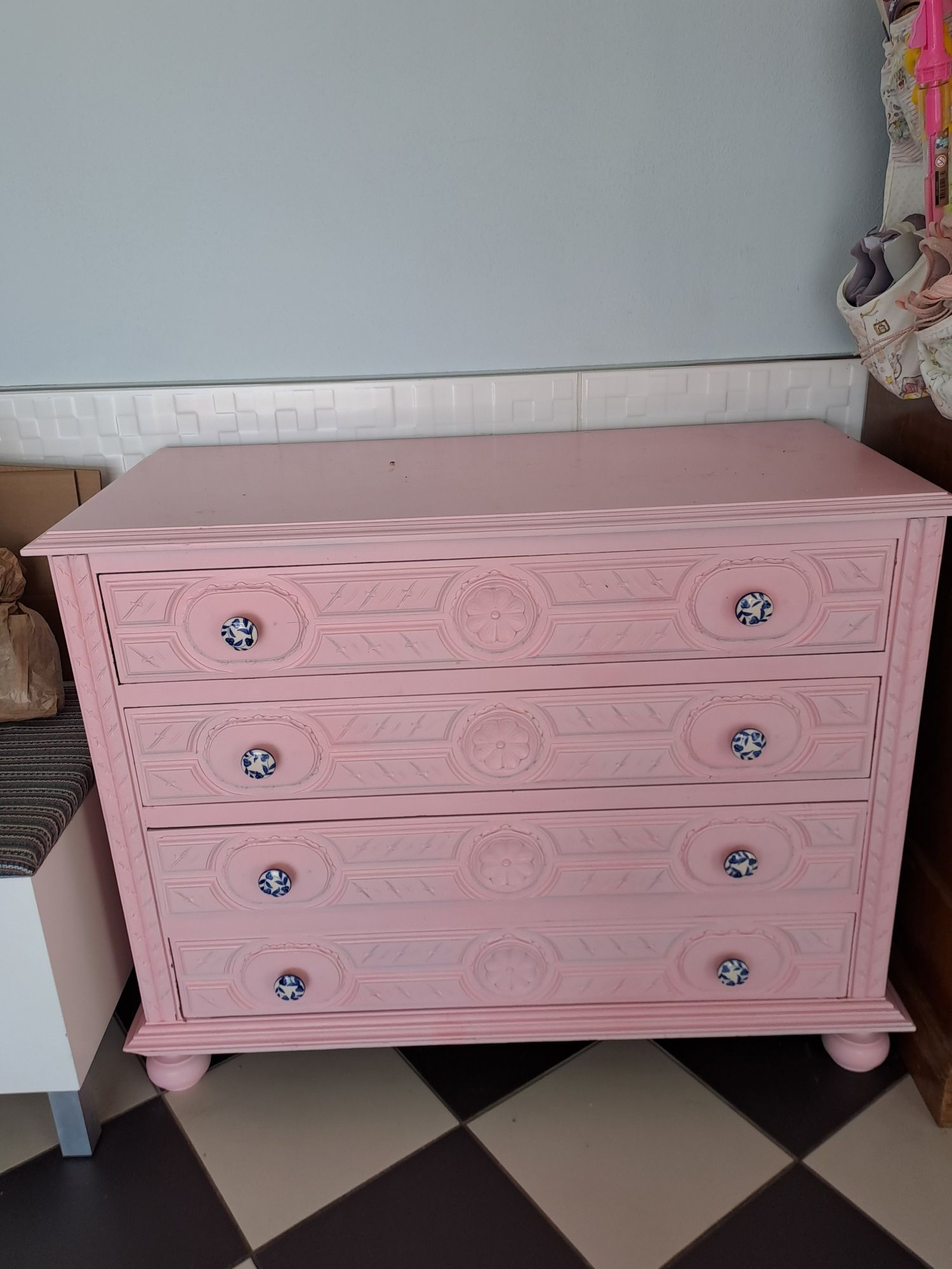 Cómoda cor de rosa
