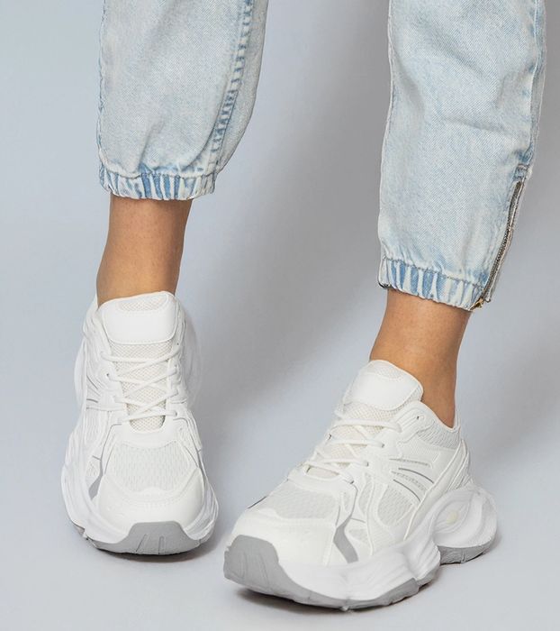 Białe sneakersy sportowe na masywnej podeszwie Klarris