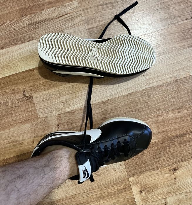 Czarne buty Nike Cortez.