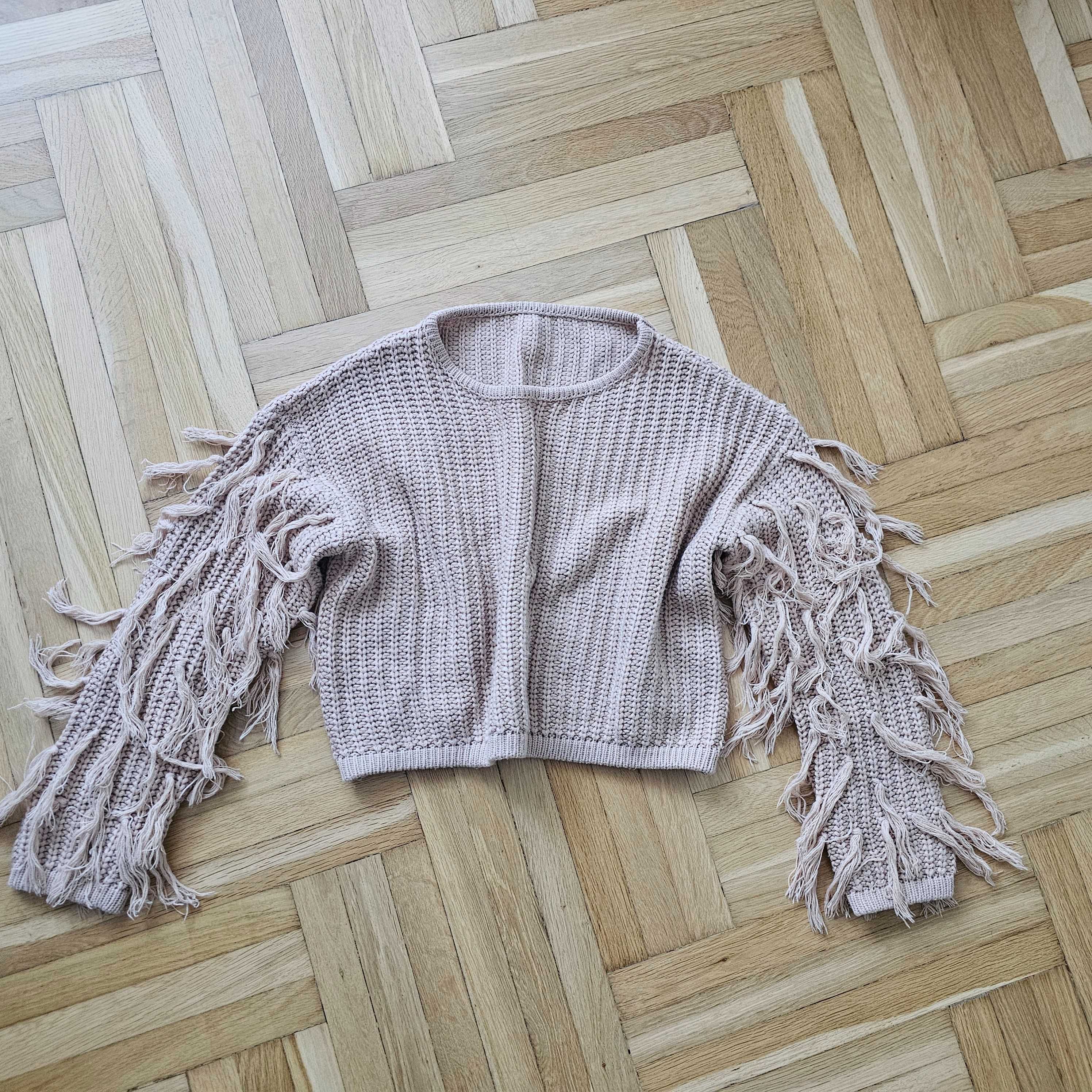 Gruby sweter z frędzlami