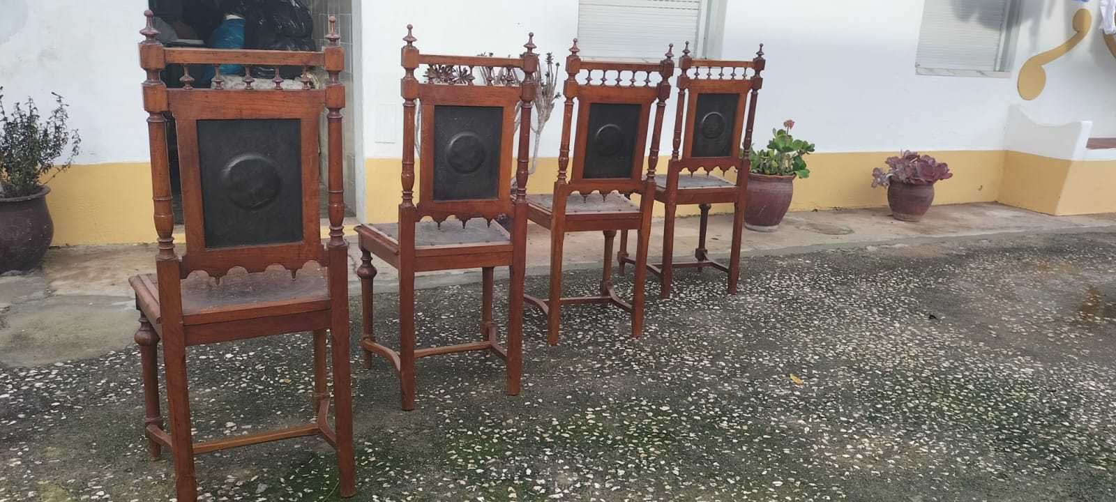 Cadeiras de madeira em segunda mão