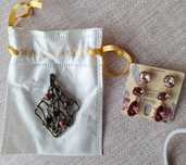 Medalhão de artesanato e brincos de pedras