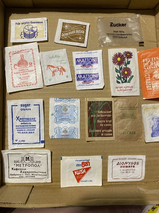 Lote de 500 involucros de açucar estrangeiros  anos 60 a 00