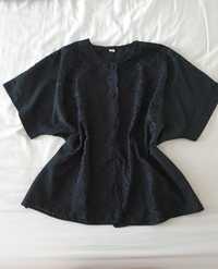 Czarna bluzka z cienkiego przewiewnego materialu. Idealna na lato